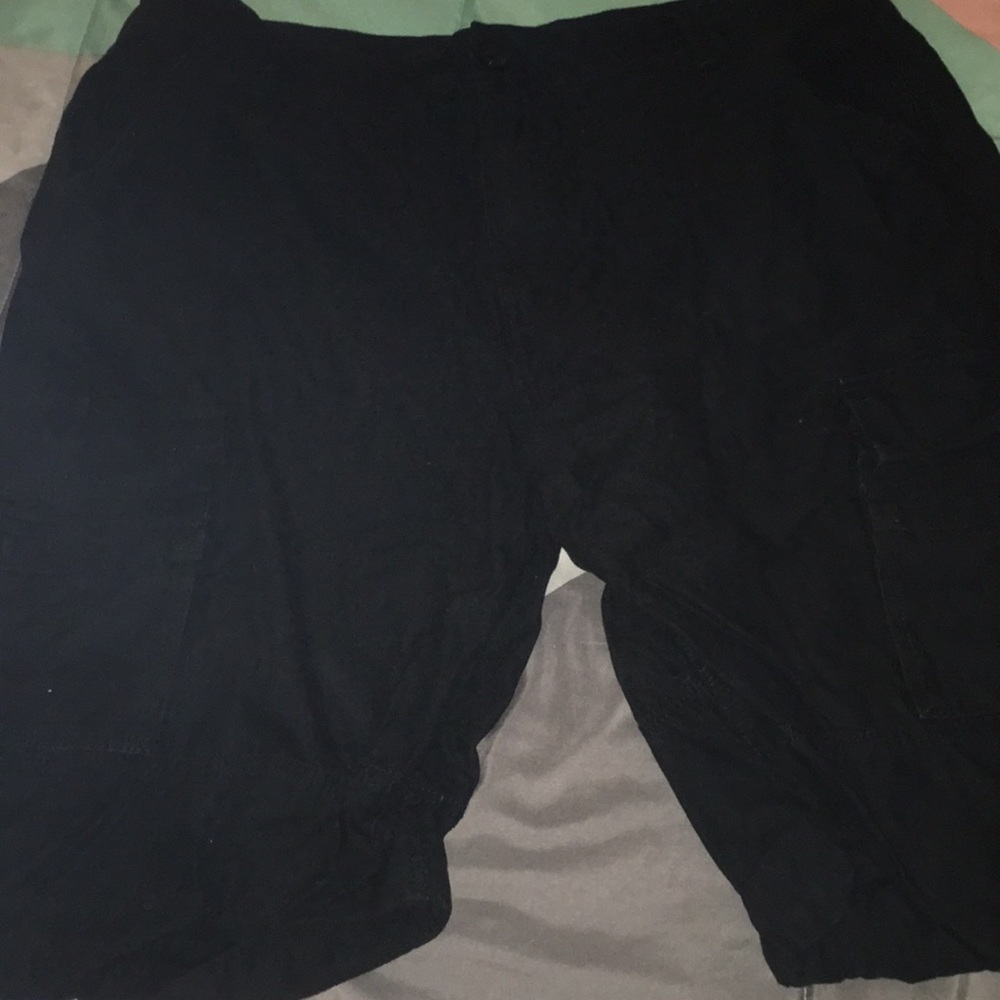 Men’s black cargo shorts